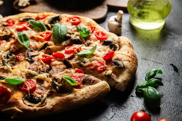Jambonlu, domatesli ve peynirli iştah açıcı pizza. İnce pizza.