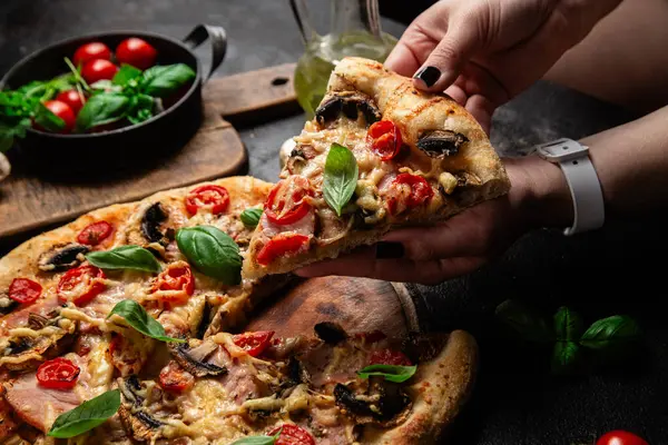 Jambonlu, domatesli ve peynirli iştah açıcı pizza. İnce pizza.