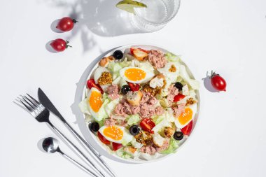 Buzdağıyla iştah açıcı salata, ton balığı, masada kaynamış yumurta. Sağlıklı kahvaltı.