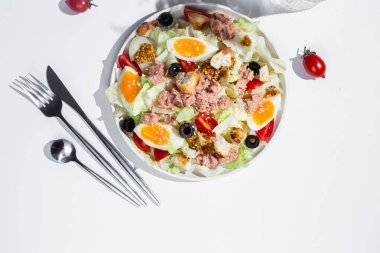 Buzdağıyla iştah açıcı salata, ton balığı, masada kaynamış yumurta. Sağlıklı kahvaltı.