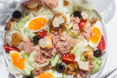 Buzdağıyla iştah açıcı salata, ton balığı, masada kaynamış yumurta. Sağlıklı kahvaltı.