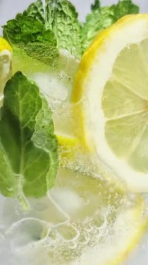 Limonlu soğuk kokteyl ve bardakta nane şekeri. Taze limonata.
