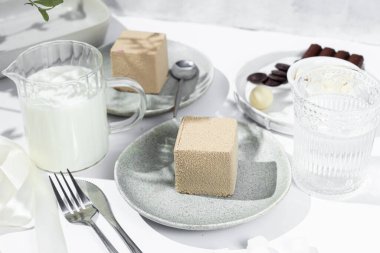 Kremalı pasta. Masada kadifeyle kaplı güzel bir pasta. Şekerleme, kahve dükkanı.