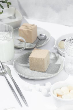 Kremalı pasta. Masada kadifeyle kaplı güzel bir pasta. Şekerleme, kahve dükkanı.