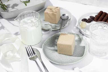 Kremalı pasta. Masada kadifeyle kaplı güzel bir pasta. Şekerleme, kahve dükkanı.