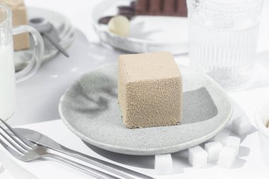 Kremalı pasta. Masada kadifeyle kaplı güzel bir pasta. Şekerleme, kahve dükkanı.