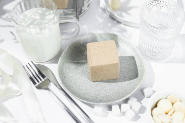 Kremalı pasta. Masada kadifeyle kaplı güzel bir pasta. Şekerleme, kahve dükkanı.