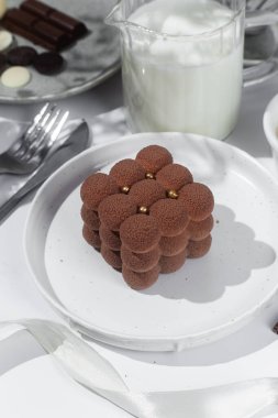 Kremalı pasta. Masada kadifeyle kaplı güzel bir pasta. Şekerleme, kahve dükkanı.