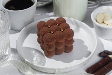 Kremalı pasta. Masada kadifeyle kaplı güzel bir pasta. Şekerleme, kahve dükkanı.