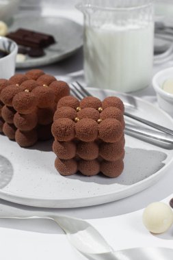 Kremalı pasta. Masada kadifeyle kaplı güzel bir pasta. Şekerleme, kahve dükkanı.
