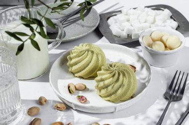 Kremalı pasta. Masada kadifeyle kaplı güzel bir pasta. Şekerleme, kahve dükkanı.