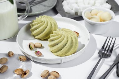 Kremalı pasta. Masada kadifeyle kaplı güzel bir pasta. Şekerleme, kahve dükkanı.