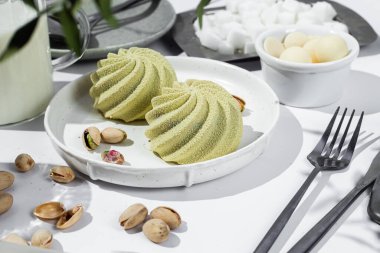 Kremalı pasta. Masada kadifeyle kaplı güzel bir pasta. Şekerleme, kahve dükkanı.