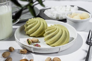 Kremalı pasta. Masada kadifeyle kaplı güzel bir pasta. Şekerleme, kahve dükkanı.