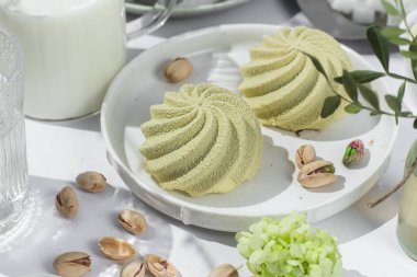 Kremalı pasta. Masada kadifeyle kaplı güzel bir pasta. Şekerleme, kahve dükkanı.