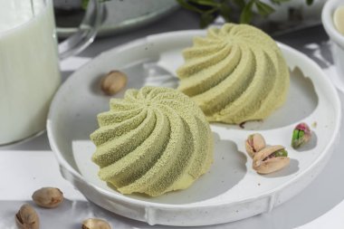 Kremalı pasta. Masada kadifeyle kaplı güzel bir pasta. Şekerleme, kahve dükkanı.