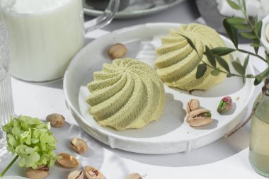 Kremalı pasta. Masada kadifeyle kaplı güzel bir pasta. Şekerleme, kahve dükkanı.