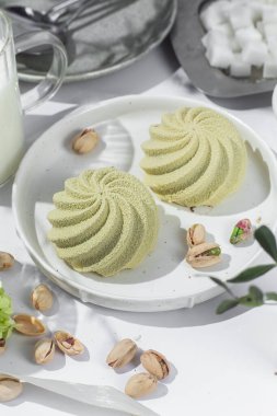 Kremalı pasta. Masada kadifeyle kaplı güzel bir pasta. Şekerleme, kahve dükkanı.