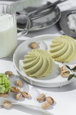 Kremalı pasta. Masada kadifeyle kaplı güzel bir pasta. Şekerleme, kahve dükkanı.