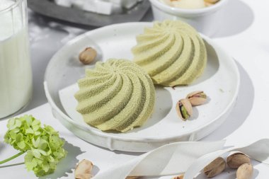 Kremalı pasta. Masada kadifeyle kaplı güzel bir pasta. Şekerleme, kahve dükkanı.