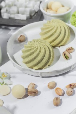 Kremalı pasta. Masada kadifeyle kaplı güzel bir pasta. Şekerleme, kahve dükkanı.