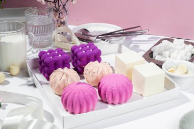 Kremalı pasta. Masada kadifeyle kaplı güzel bir pasta. Şekerleme, kahve dükkanı.