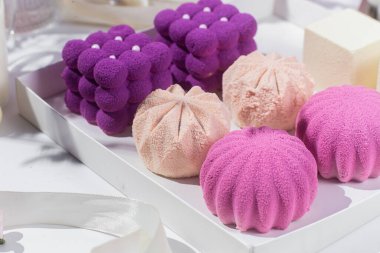 Kremalı pasta. Masada kadifeyle kaplı güzel bir pasta. Şekerleme, kahve dükkanı.