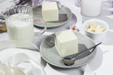 Kremalı pasta. Masada kadifeyle kaplı güzel bir pasta. Şekerleme, kahve dükkanı.