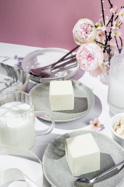 Kremalı pasta. Masada kadifeyle kaplı güzel bir pasta. Şekerleme, kahve dükkanı.