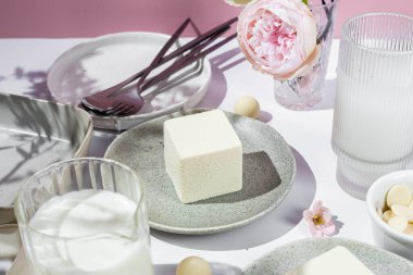 Kremalı pasta. Masada kadifeyle kaplı güzel bir pasta. Şekerleme, kahve dükkanı.