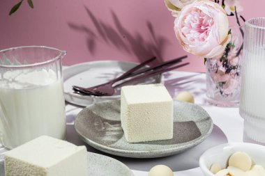 Kremalı pasta. Masada kadifeyle kaplı güzel bir pasta. Şekerleme, kahve dükkanı.