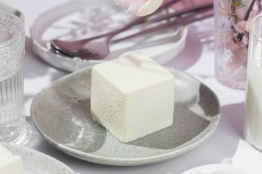 Kremalı pasta. Masada kadifeyle kaplı güzel bir pasta. Şekerleme, kahve dükkanı.