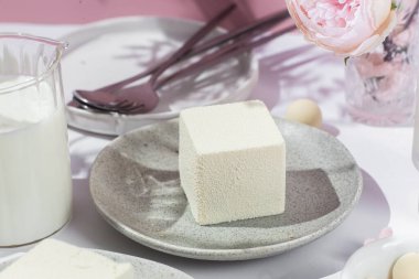 Kremalı pasta. Masada kadifeyle kaplı güzel bir pasta. Şekerleme, kahve dükkanı.