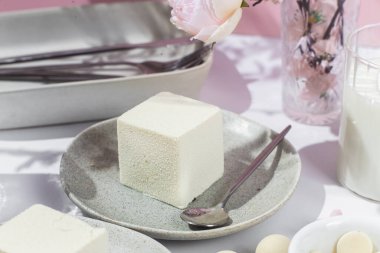 Kremalı pasta. Masada kadifeyle kaplı güzel bir pasta. Şekerleme, kahve dükkanı.