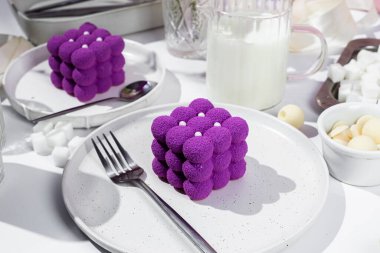 Kremalı pasta. Masada kadifeyle kaplı güzel bir pasta. Şekerleme, kahve dükkanı.