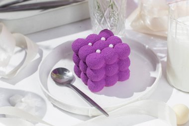 Kremalı pasta. Masada kadifeyle kaplı güzel bir pasta. Şekerleme, kahve dükkanı.