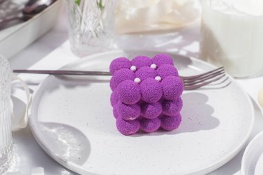 Kremalı pasta. Masada kadifeyle kaplı güzel bir pasta. Şekerleme, kahve dükkanı.