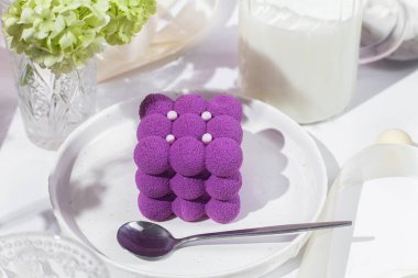 Kremalı pasta. Masada kadifeyle kaplı güzel bir pasta. Şekerleme, kahve dükkanı.