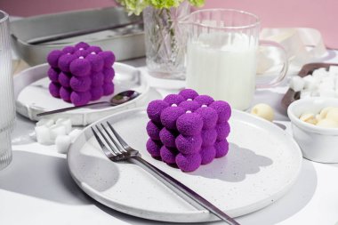 Kremalı pasta. Masada kadifeyle kaplı güzel bir pasta. Şekerleme, kahve dükkanı.