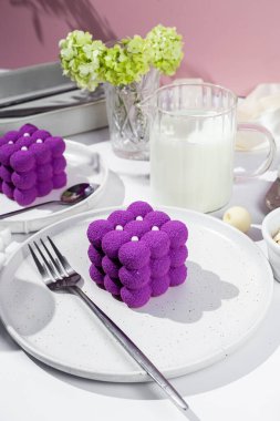 Kremalı pasta. Masada kadifeyle kaplı güzel bir pasta. Şekerleme, kahve dükkanı.