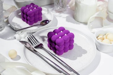 Kremalı pasta. Masada kadifeyle kaplı güzel bir pasta. Şekerleme, kahve dükkanı.