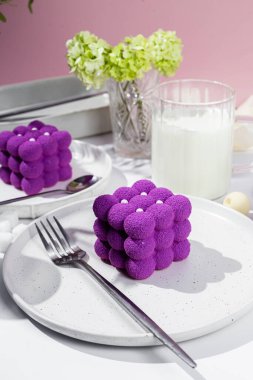 Kremalı pasta. Masada kadifeyle kaplı güzel bir pasta. Şekerleme, kahve dükkanı.