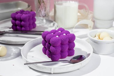 Kremalı pasta. Masada kadifeyle kaplı güzel bir pasta. Şekerleme, kahve dükkanı.