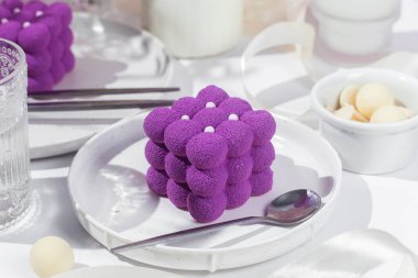 Kremalı pasta. Masada kadifeyle kaplı güzel bir pasta. Şekerleme, kahve dükkanı.