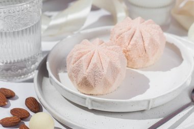 Kremalı pasta. Masada kadifeyle kaplı güzel bir pasta. Şekerleme, kahve dükkanı.