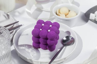 Kremalı pasta. Masada kadifeyle kaplı güzel bir pasta. Şekerleme, kahve dükkanı.