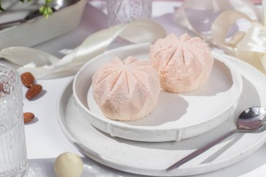 Kremalı pasta. Masada kadifeyle kaplı güzel bir pasta. Şekerleme, kahve dükkanı.