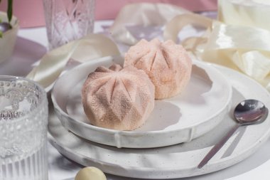 Kremalı pasta. Masada kadifeyle kaplı güzel bir pasta. Şekerleme, kahve dükkanı.