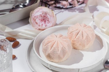 Kremalı pasta. Masada kadifeyle kaplı güzel bir pasta. Şekerleme, kahve dükkanı.