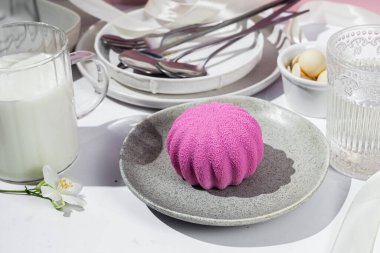 Kremalı pasta. Masada kadifeyle kaplı güzel bir pasta. Şekerleme, kahve dükkanı.